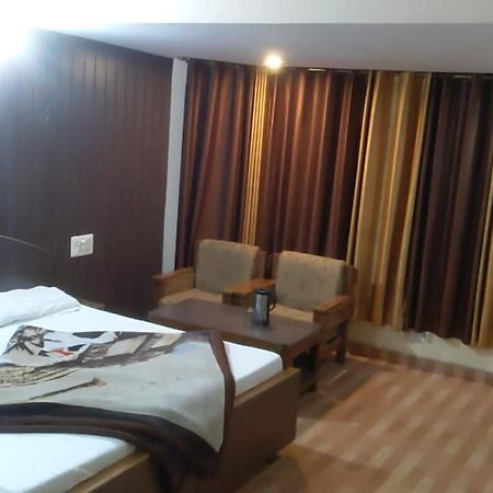 Hotel Raj Deluxe Haridwār Esterno foto