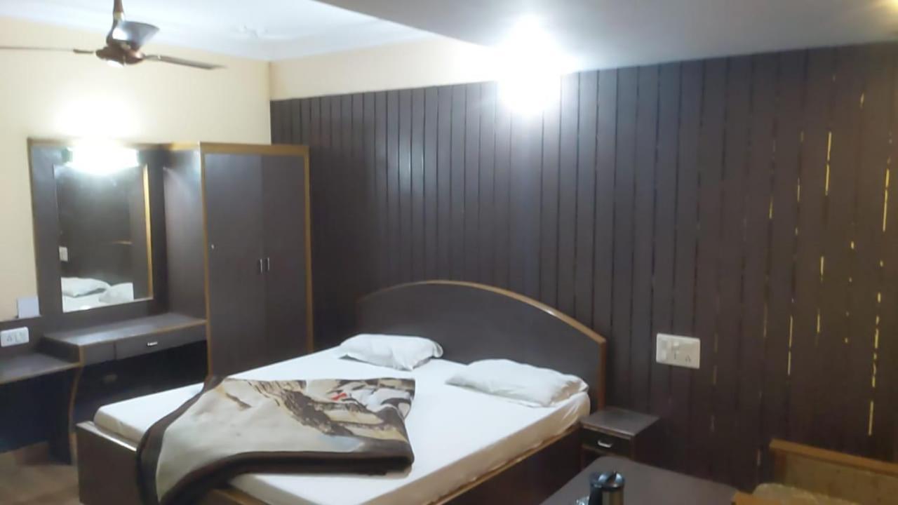 Hotel Raj Deluxe Haridwār Esterno foto