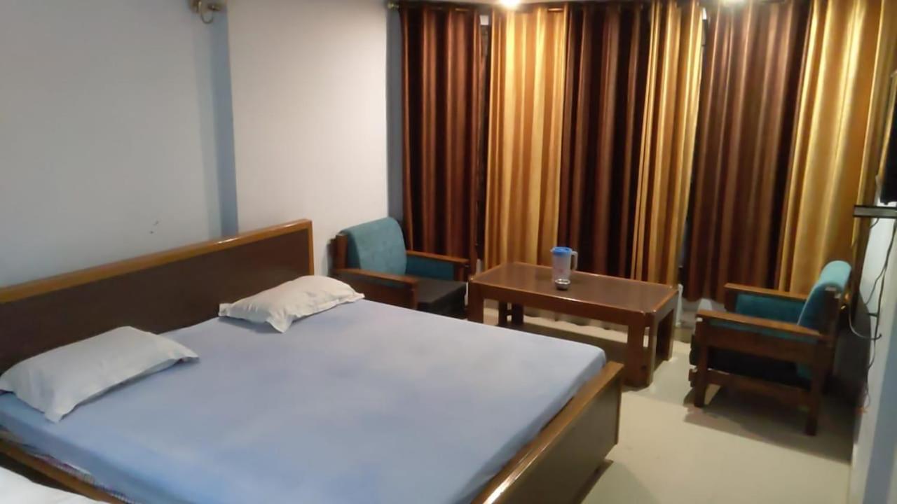 Hotel Raj Deluxe Haridwār Esterno foto
